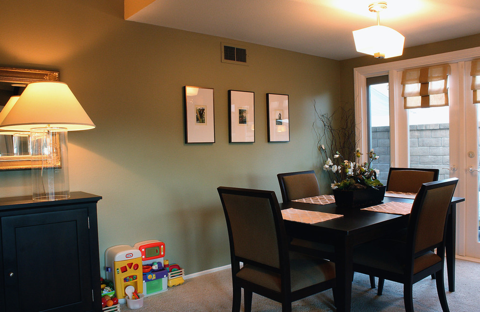 Cette photo montre une petite salle à manger ouverte sur la cuisine chic avec un mur vert et moquette.