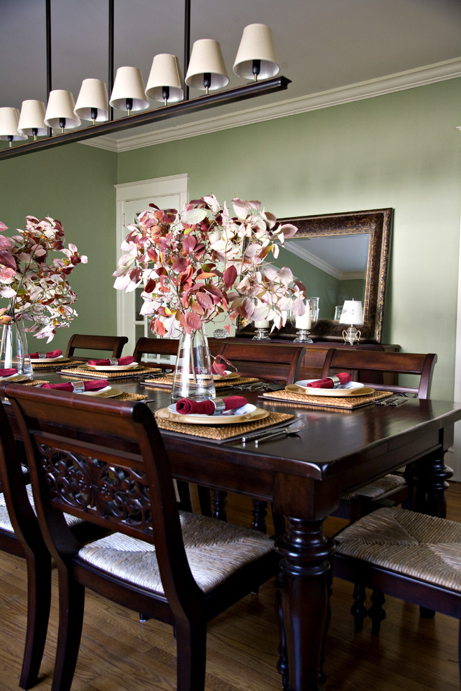 This is an example of a classic dining room in Philadelphia.