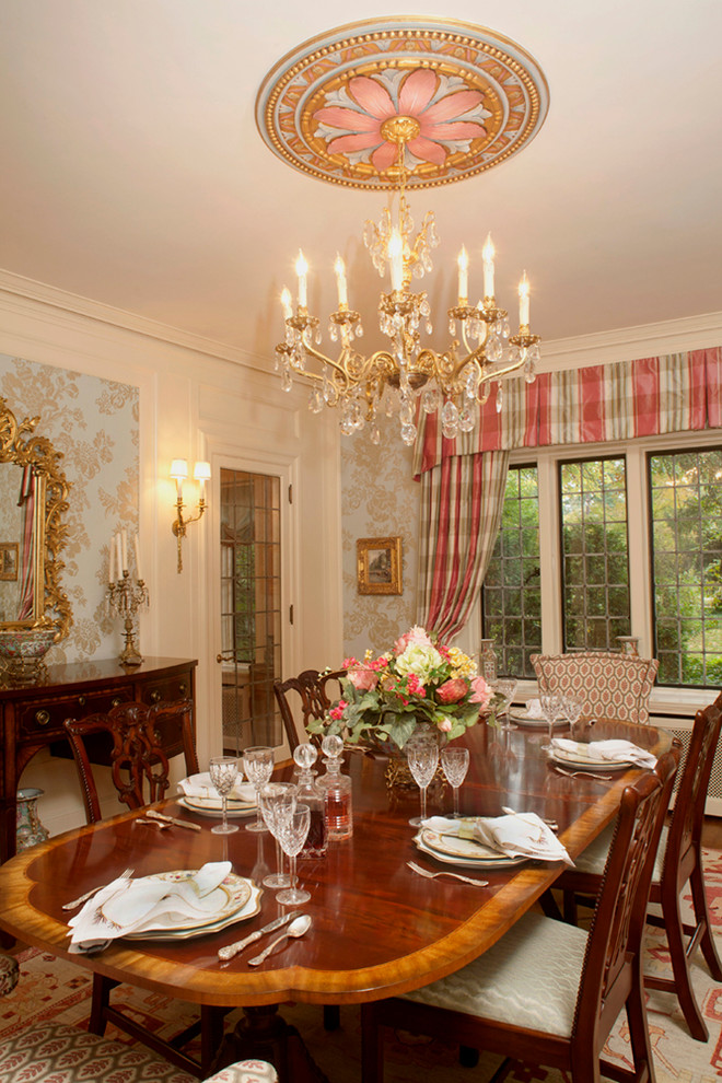 Inspiration pour une salle à manger traditionnelle fermée avec un mur blanc.