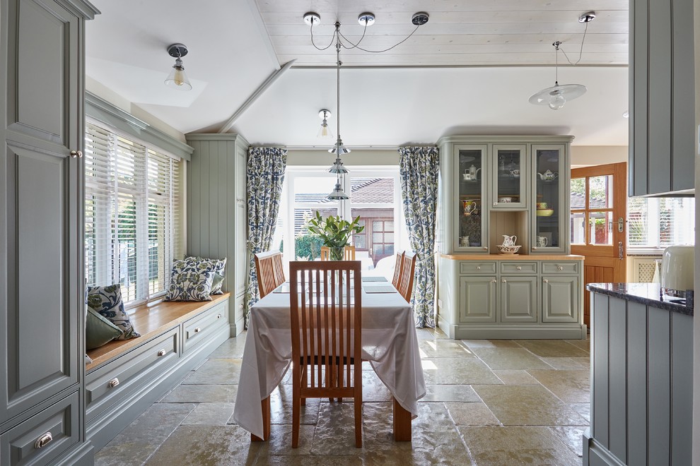 Ispirazione per una sala da pranzo aperta verso la cucina chic di medie dimensioni con pavimento beige