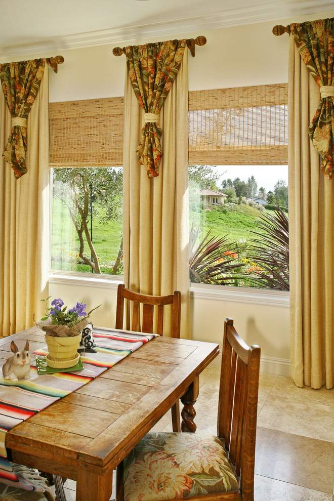Idee per una piccola sala da pranzo aperta verso il soggiorno tradizionale con pareti gialle, pavimento in marmo e nessun camino
