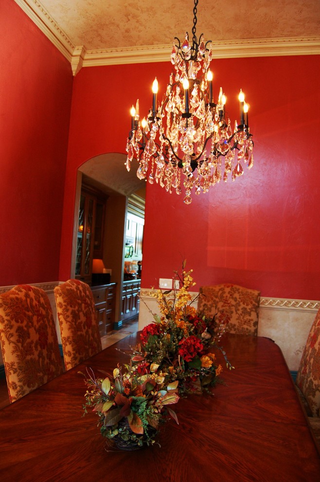 Traditional Styling Dining room butler serving pantry connecting the kitchen Traditional