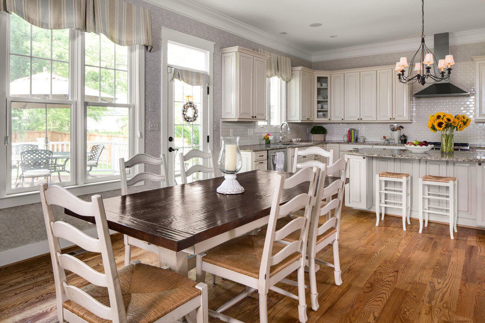 Стильный дизайн: большая кухня-столовая в классическом стиле с серыми стенами и паркетным полом среднего тона без камина - последний тренд