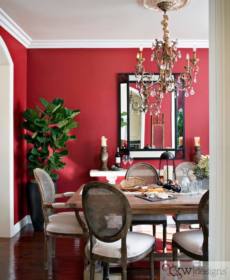 Inspiration pour une salle à manger traditionnelle fermée et de taille moyenne avec un mur rouge et parquet foncé.