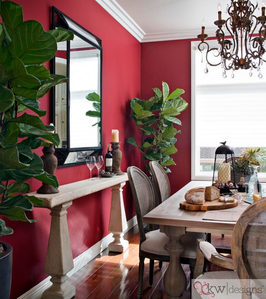 Foto di una sala da pranzo tradizionale chiusa e di medie dimensioni con pareti rosse e parquet scuro