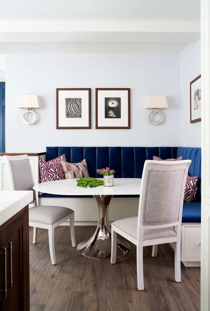 Aménagement d'une salle à manger ouverte sur la cuisine classique avec un mur blanc et parquet foncé.