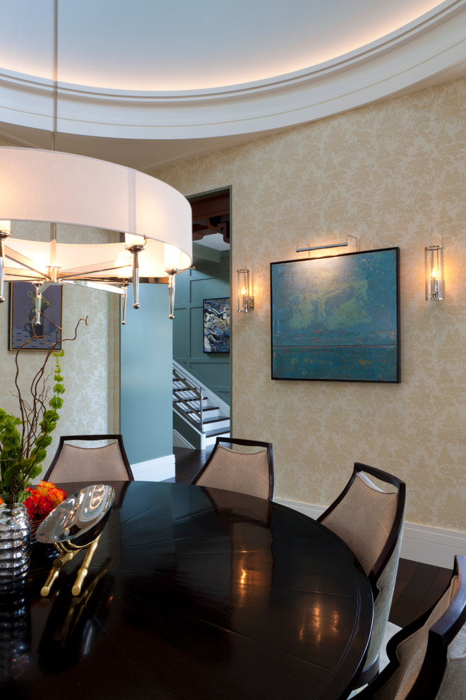 Immagine di una sala da pranzo tradizionale con pareti beige e parquet scuro