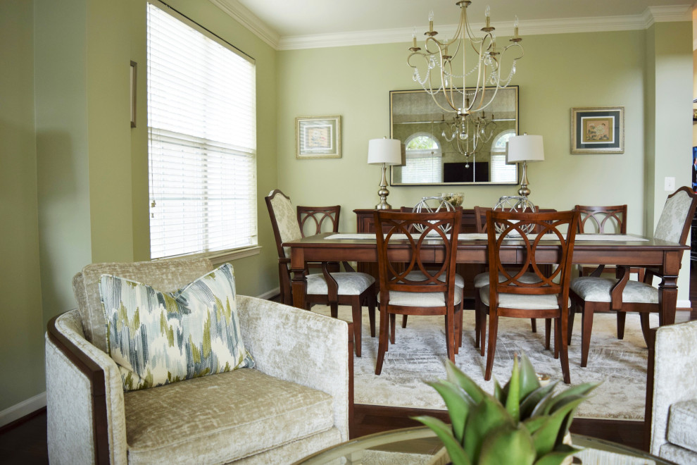 Idée de décoration pour une salle à manger tradition de taille moyenne avec un mur vert et parquet foncé.