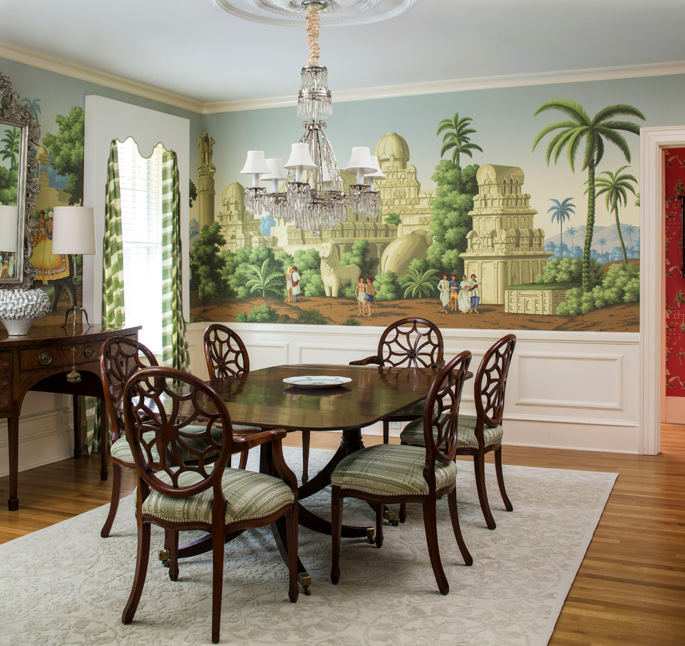 Aménagement d'une salle à manger classique avec un mur multicolore, un sol en bois brun et éclairage.