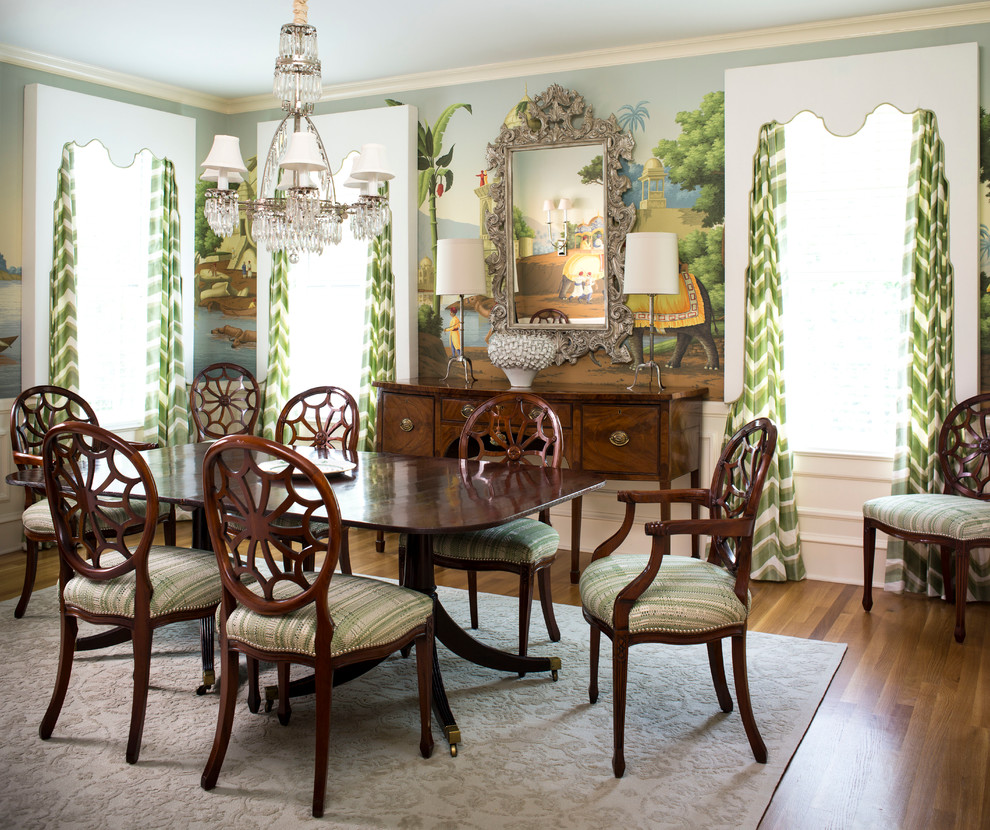 Aménagement d'une salle à manger classique de taille moyenne avec un mur multicolore et un sol en bois brun.