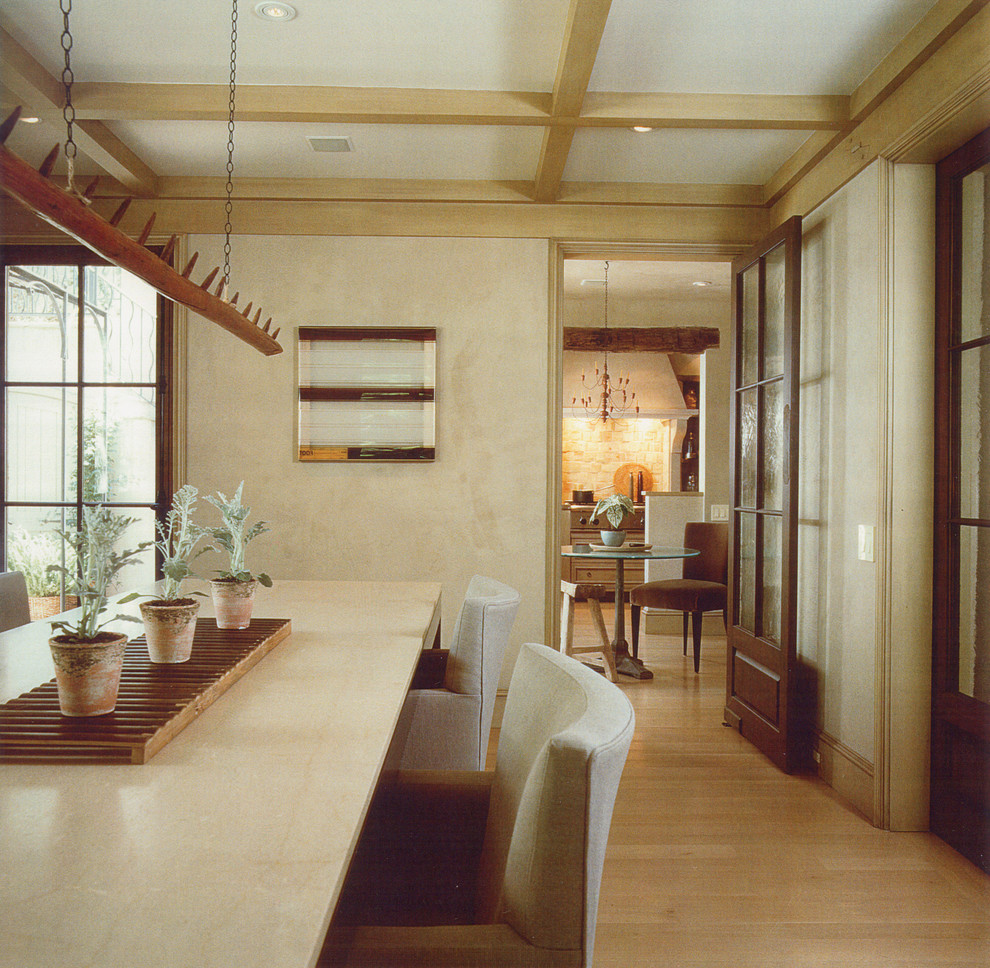 Foto di una sala da pranzo mediterranea con pareti beige e parquet chiaro