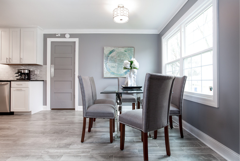 Idee per una piccola sala da pranzo aperta verso la cucina classica con pavimento in laminato e pavimento grigio