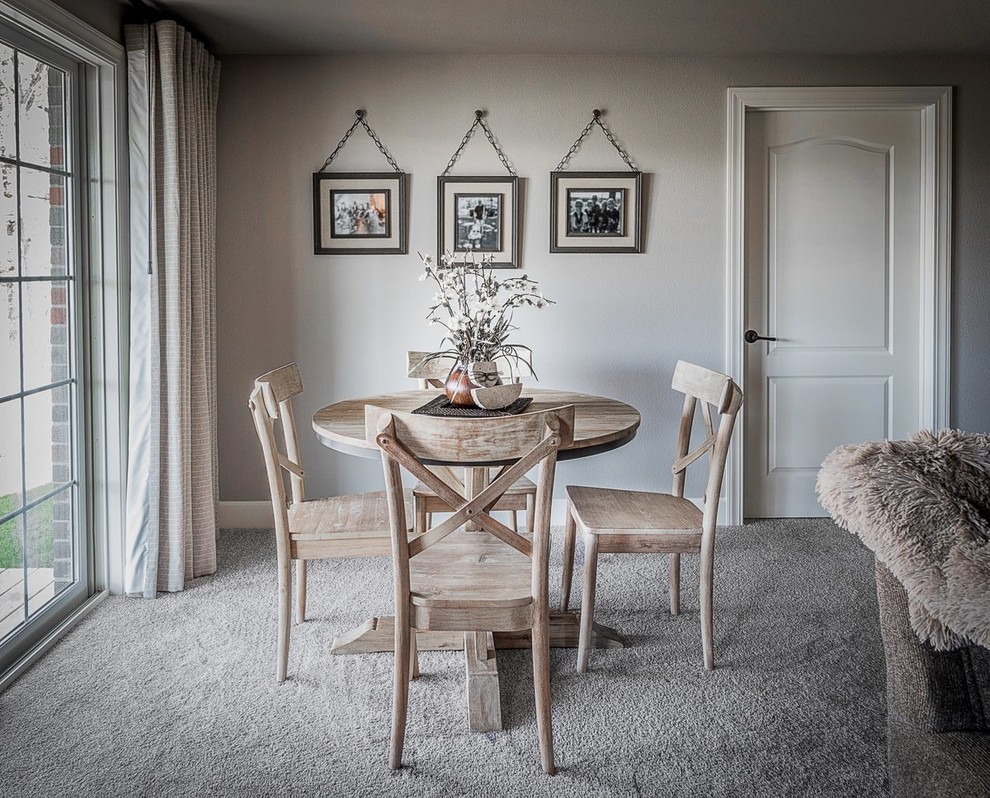 Immagine di una piccola sala da pranzo aperta verso il soggiorno tradizionale con pareti grigie, moquette, nessun camino e pavimento grigio