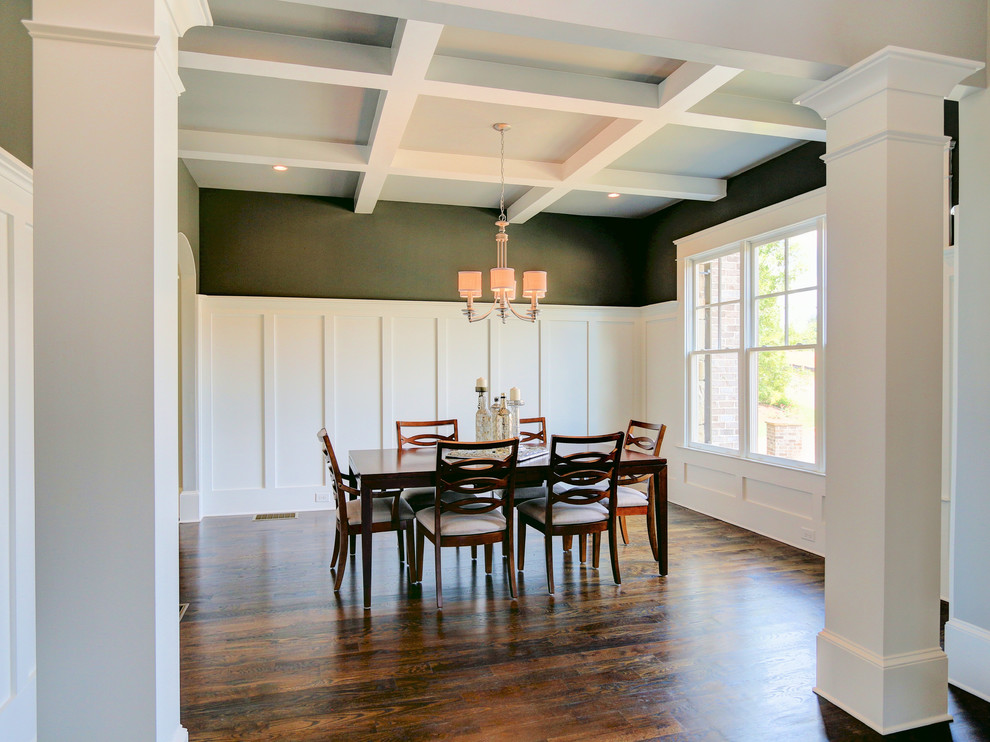 Immagine di una sala da pranzo chic chiusa e di medie dimensioni con pareti verdi, pavimento in legno massello medio e nessun camino