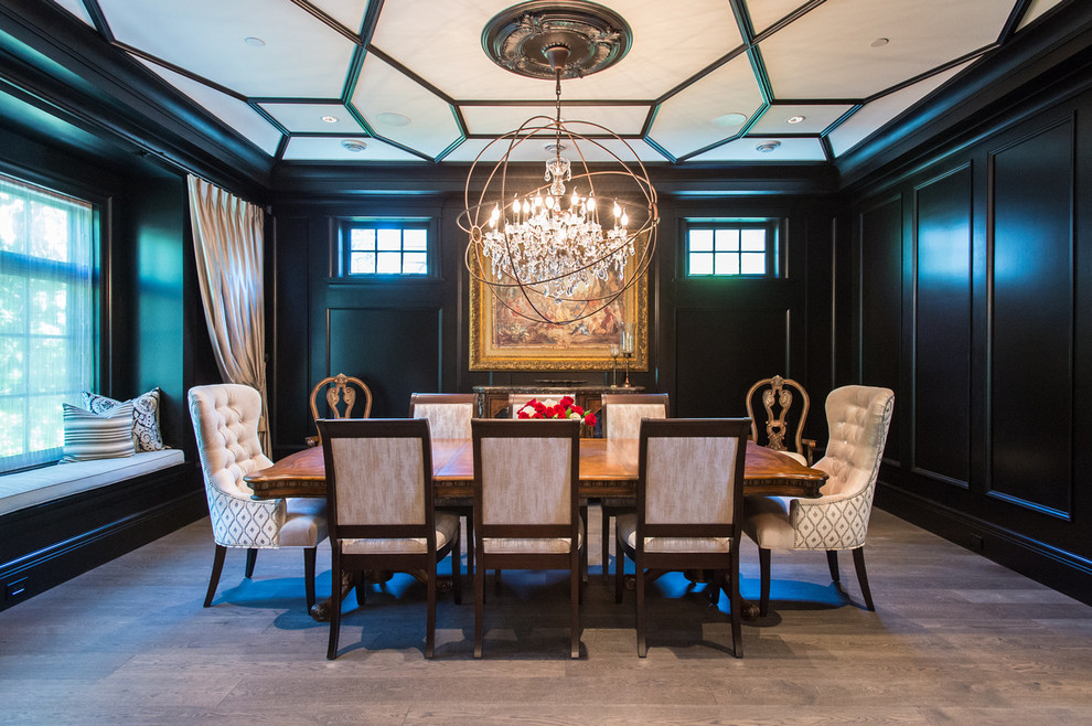 Inspiration pour une rideau de salle à manger traditionnelle avec un mur noir, parquet clair et une cheminée standard.