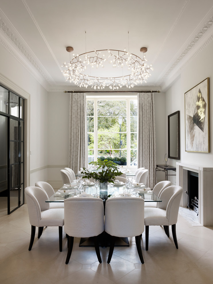 Ispirazione per una grande sala da pranzo classica chiusa con pareti bianche, camino classico e pavimento beige