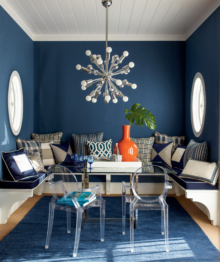 Идея дизайна: столовая в стиле неоклассика (современная классика) с синими стенами