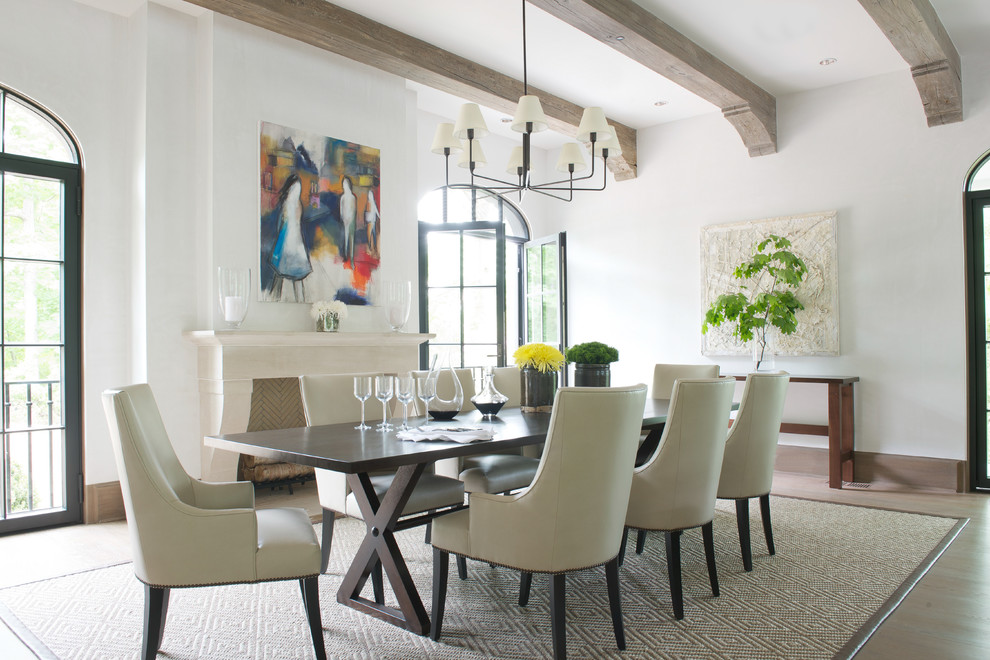 Ispirazione per una sala da pranzo classica con pareti bianche, pavimento in legno massello medio e camino classico