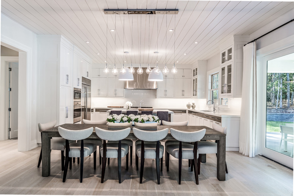 Стильный дизайн: кухня-столовая в стиле неоклассика (современная классика) с белыми стенами и серым полом - последний тренд