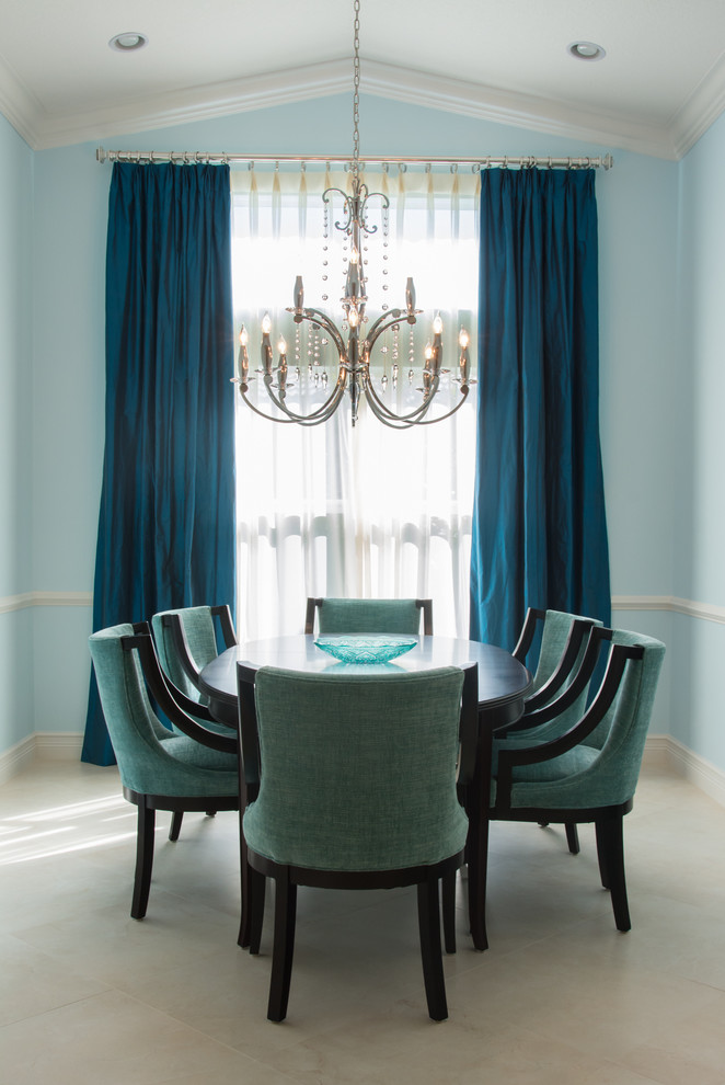 Стильный дизайн: столовая среднего размера в стиле неоклассика (современная классика) с синими стенами и мраморным полом без камина - последний тренд