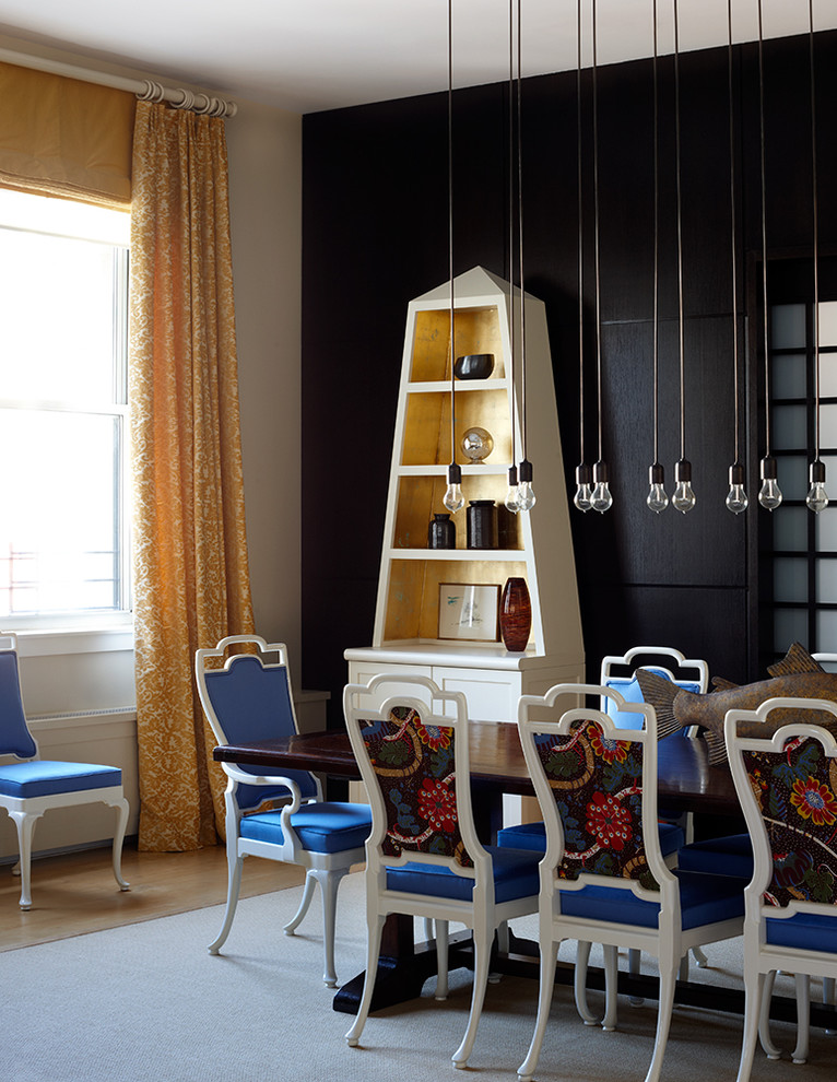Источник вдохновения для домашнего уюта: столовая в стиле неоклассика (современная классика) с черными стенами