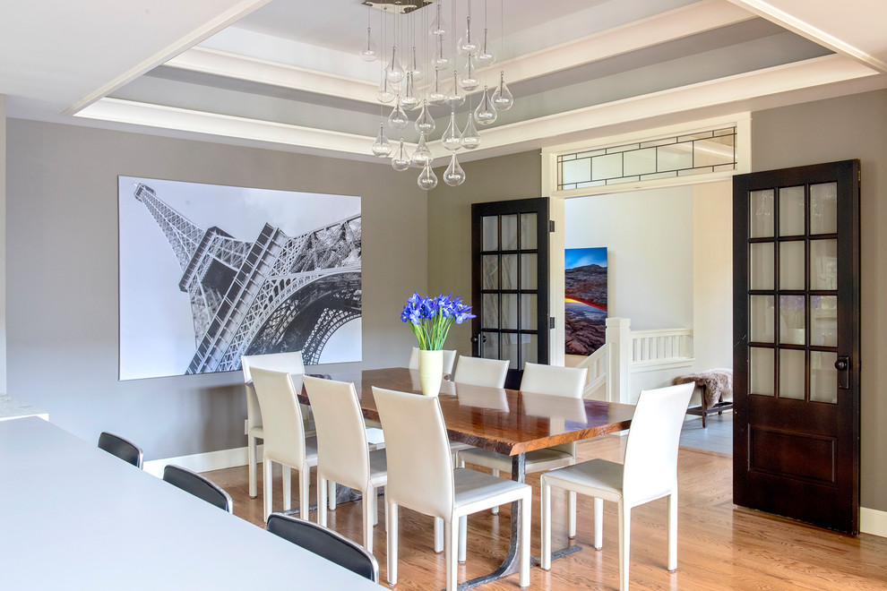 Идея дизайна: большая гостиная-столовая в стиле неоклассика (современная классика) с серыми стенами, паркетным полом среднего тона и коричневым полом