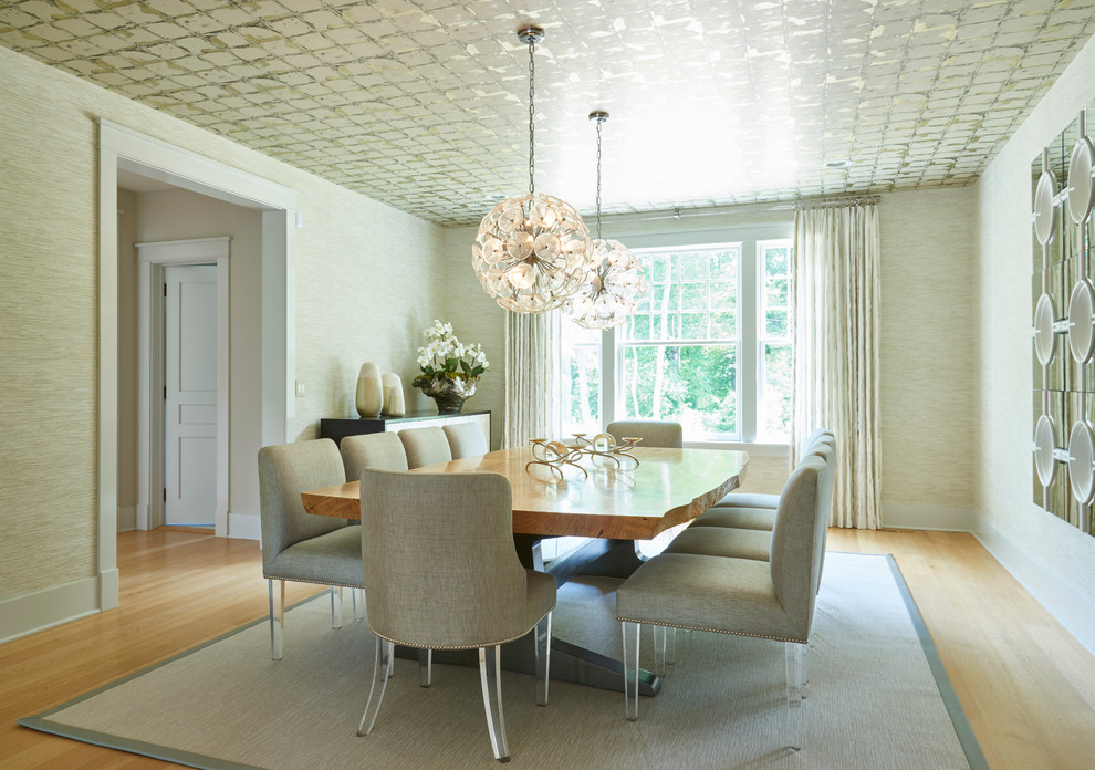 Cette image montre une rideau de salle à manger traditionnelle fermée avec un mur beige et parquet clair.
