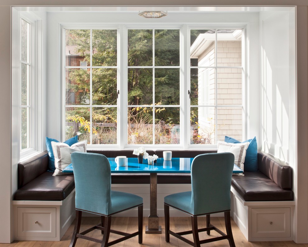 Idee per una sala da pranzo classica con pareti bianche e pavimento in legno massello medio