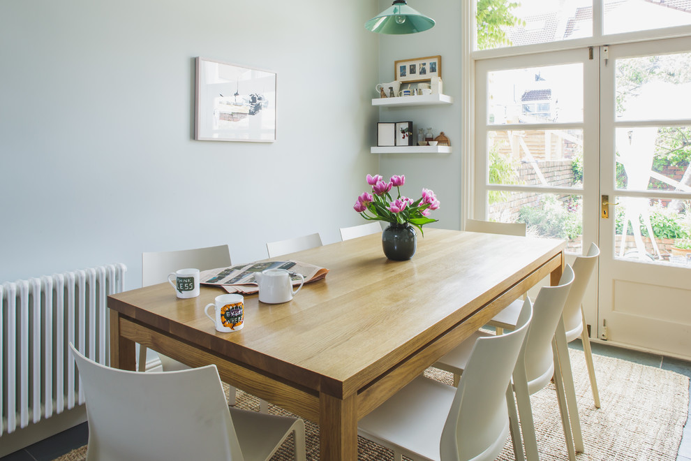 Свежая идея для дизайна: столовая в стиле неоклассика (современная классика) с синими стенами - отличное фото интерьера