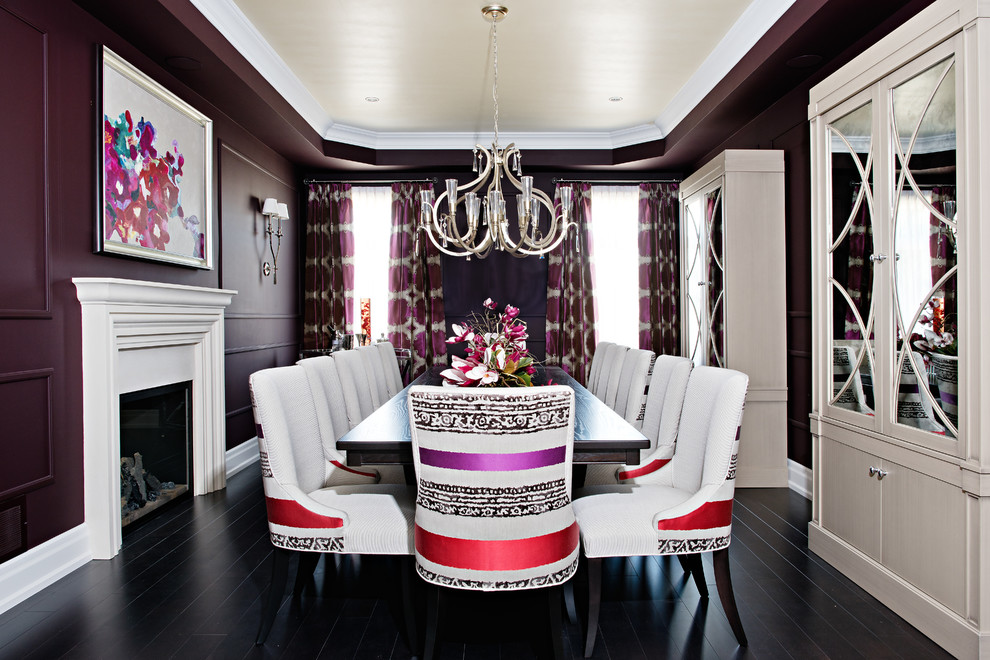 Стильный дизайн: большая отдельная столовая в стиле неоклассика (современная классика) с фиолетовыми стенами, темным паркетным полом, фасадом камина из штукатурки, стандартным камином и черным полом - последний тренд