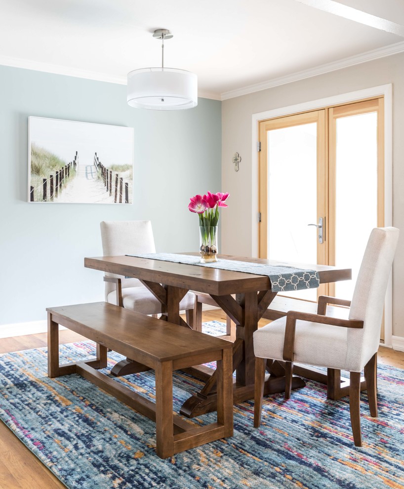 Foto di una sala da pranzo tradizionale di medie dimensioni con pareti blu, pavimento in legno massello medio, nessun camino e pavimento marrone