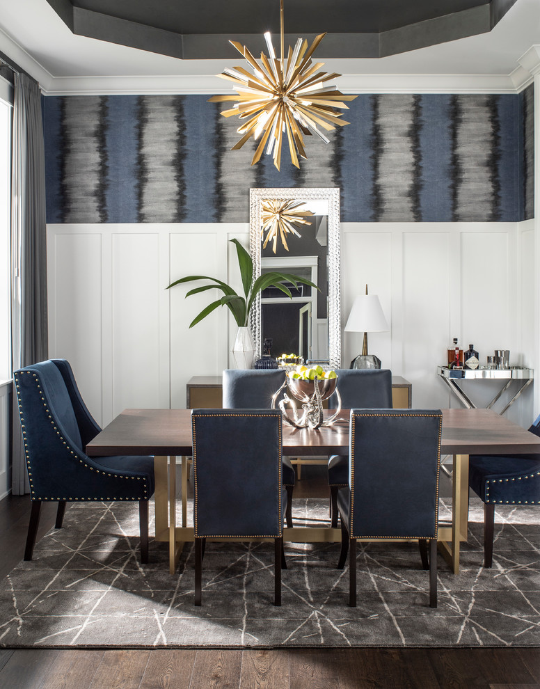 Idée de décoration pour une salle à manger ouverte sur la cuisine design de taille moyenne avec parquet foncé, un sol marron, un mur bleu et éclairage.