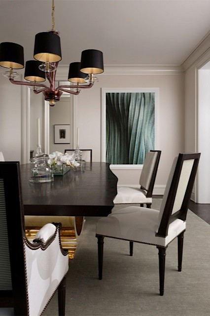 На фото: огромная гостиная-столовая в стиле неоклассика (современная классика) с белыми стенами и темным паркетным полом с