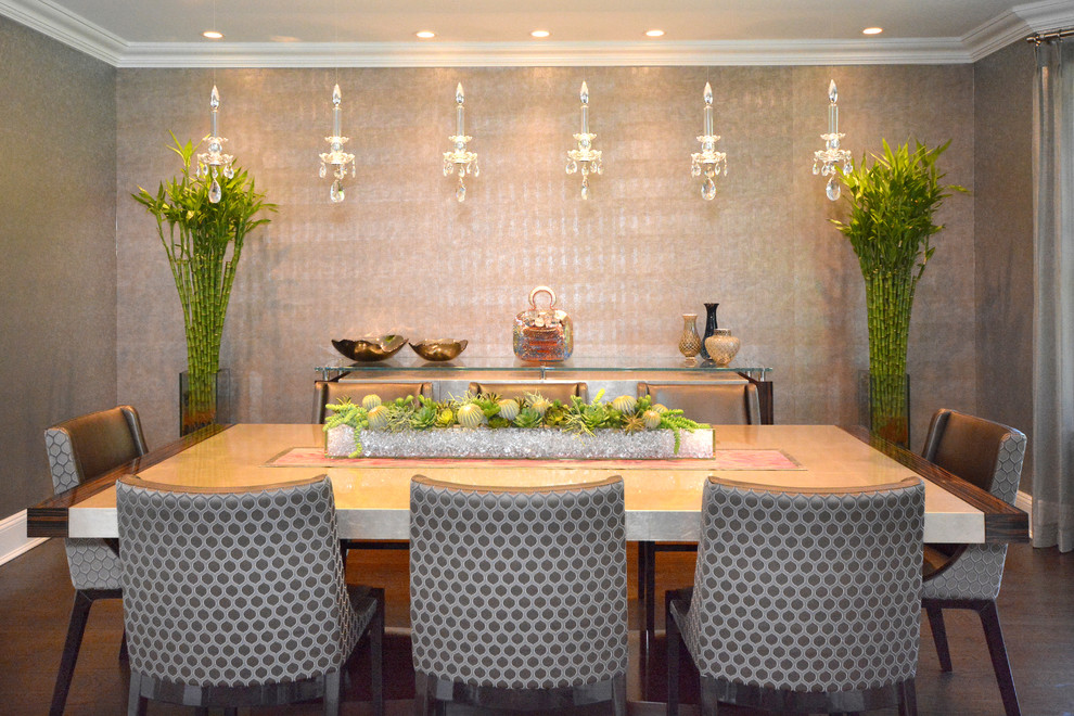 Idee per una sala da pranzo tradizionale chiusa e di medie dimensioni con parquet scuro, pareti con effetto metallico e pavimento marrone