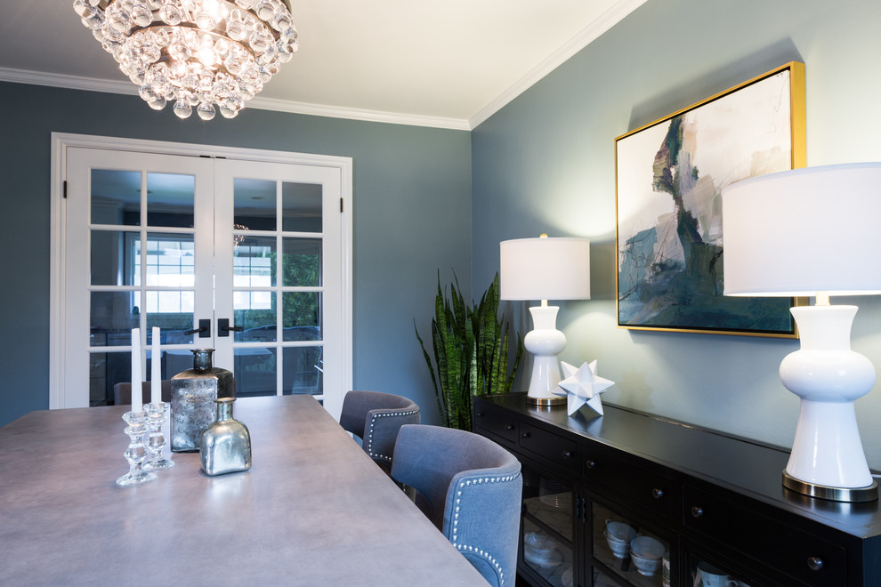 Esempio di una piccola sala da pranzo aperta verso la cucina classica con pareti blu, moquette, nessun camino e pavimento marrone
