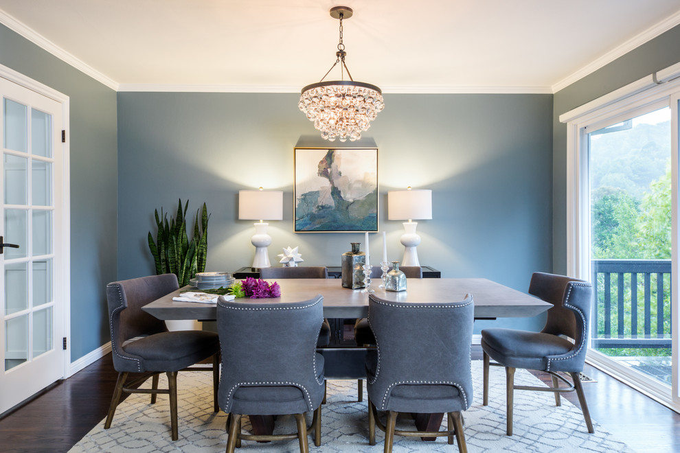 Esempio di una piccola sala da pranzo aperta verso la cucina classica con nessun camino, pavimento marrone, pareti blu e moquette