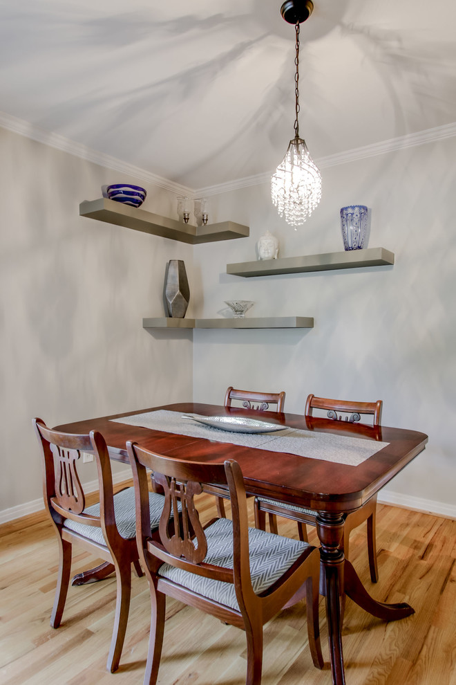 Inspiration pour une petite salle à manger traditionnelle fermée avec un mur gris, parquet clair, aucune cheminée et un sol marron.