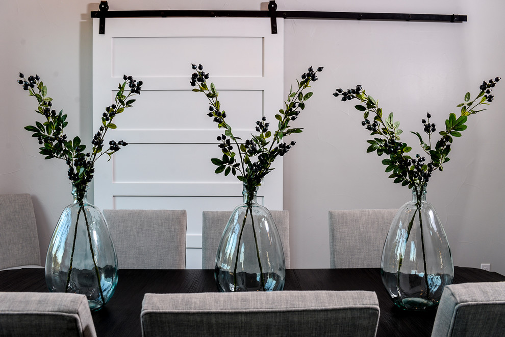 На фото: отдельная столовая среднего размера в стиле неоклассика (современная классика) с серыми стенами и темным паркетным полом с
