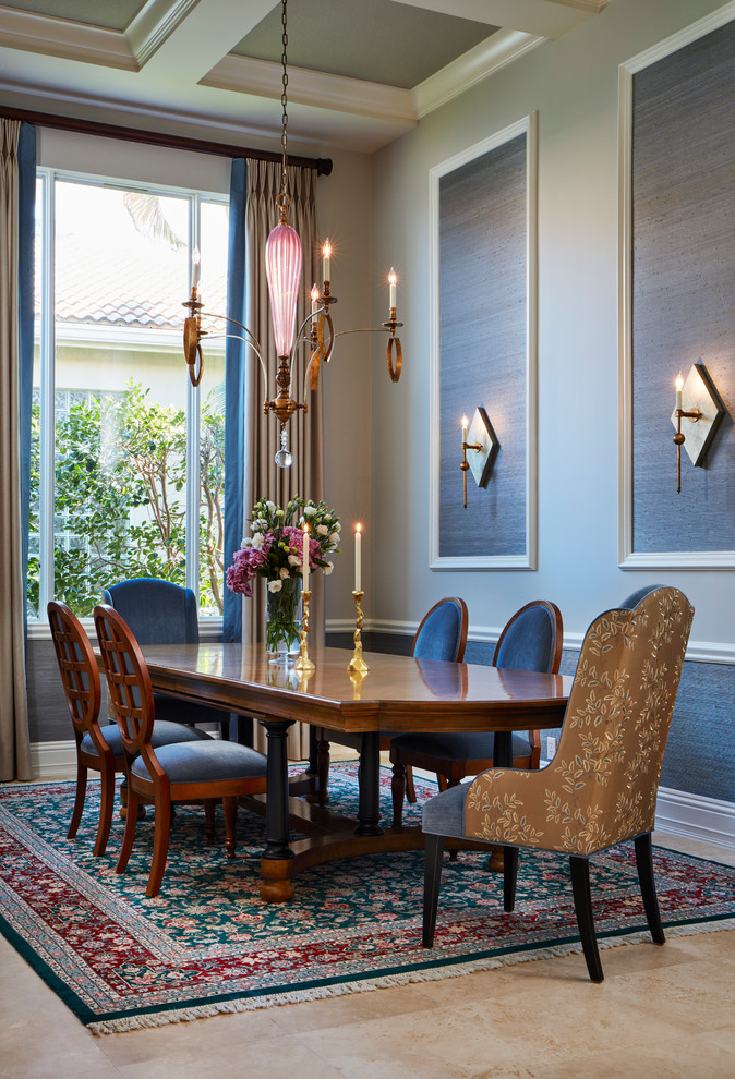 Идея дизайна: гостиная-столовая среднего размера в классическом стиле с синими стенами без камина