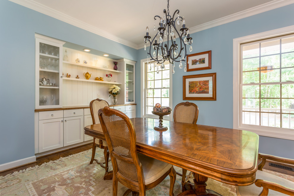 Esempio di una sala da pranzo aperta verso la cucina country di medie dimensioni con pareti blu e parquet scuro