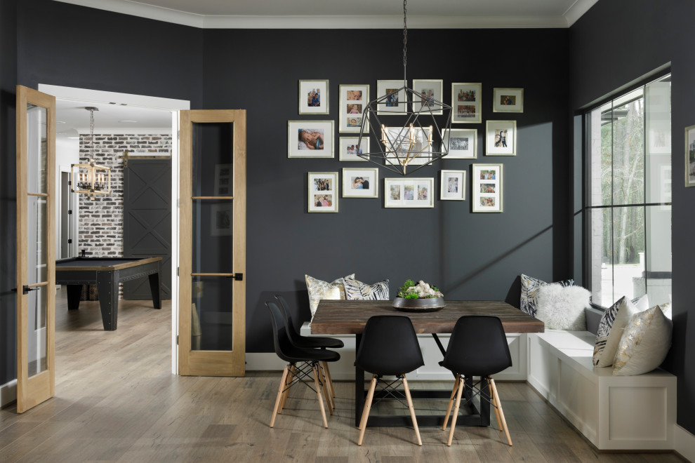 Стильный дизайн: столовая в стиле неоклассика (современная классика) с с кухонным уголком, черными стенами, темным паркетным полом и коричневым полом - последний тренд