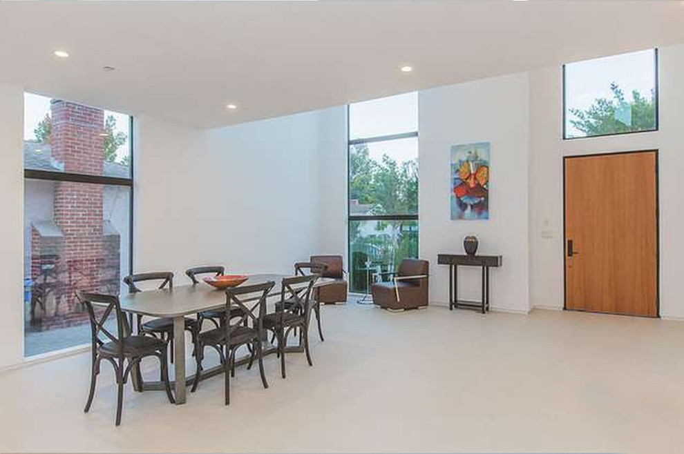 Foto di una sala da pranzo minimalista di medie dimensioni con pavimento beige