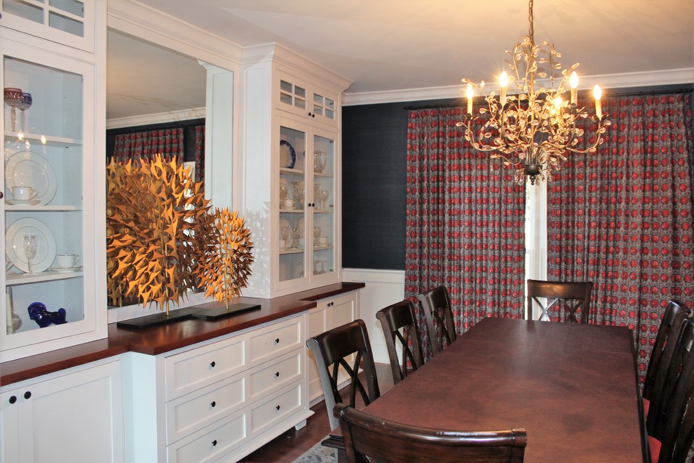 Immagine di una sala da pranzo chic di medie dimensioni e chiusa con pareti blu e pavimento in legno massello medio