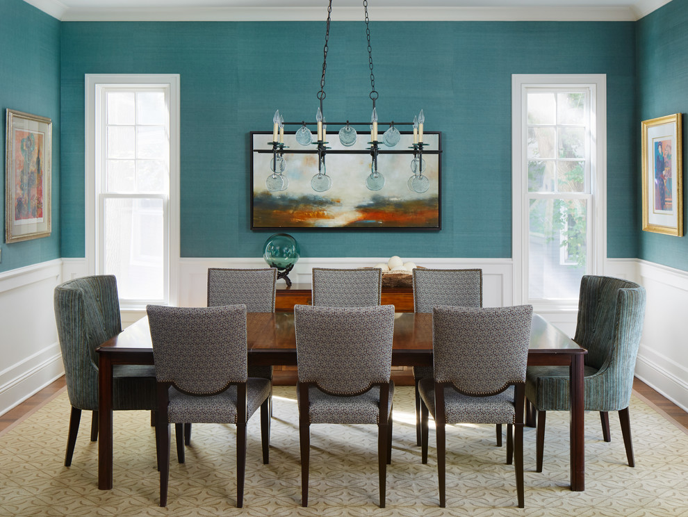 Источник вдохновения для домашнего уюта: отдельная столовая в стиле неоклассика (современная классика) с синими стенами без камина