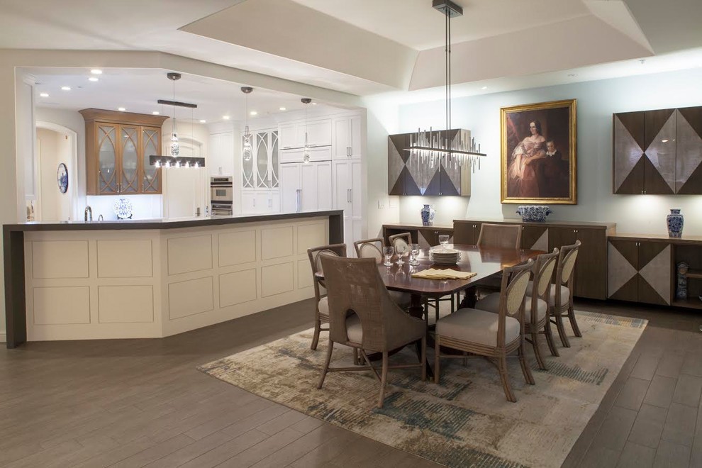 Exemple d'une salle à manger ouverte sur le salon chic de taille moyenne avec un mur blanc, parquet foncé et un sol marron.
