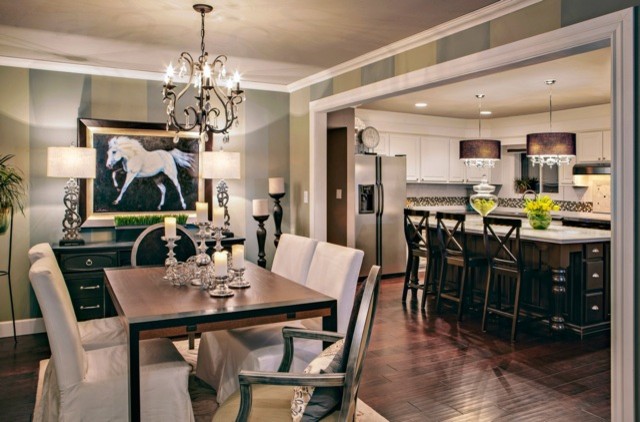 Стильный дизайн: большая кухня-столовая в классическом стиле с разноцветными стенами, темным паркетным полом и коричневым полом без камина - последний тренд
