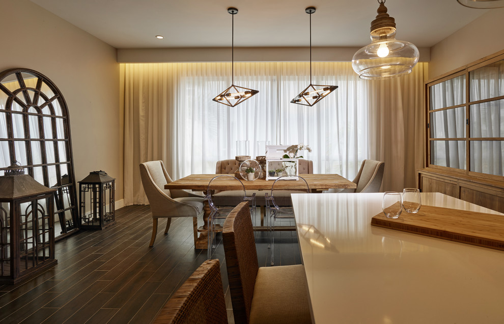 Esempio di una grande sala da pranzo aperta verso la cucina classica con pareti beige e pavimento in gres porcellanato