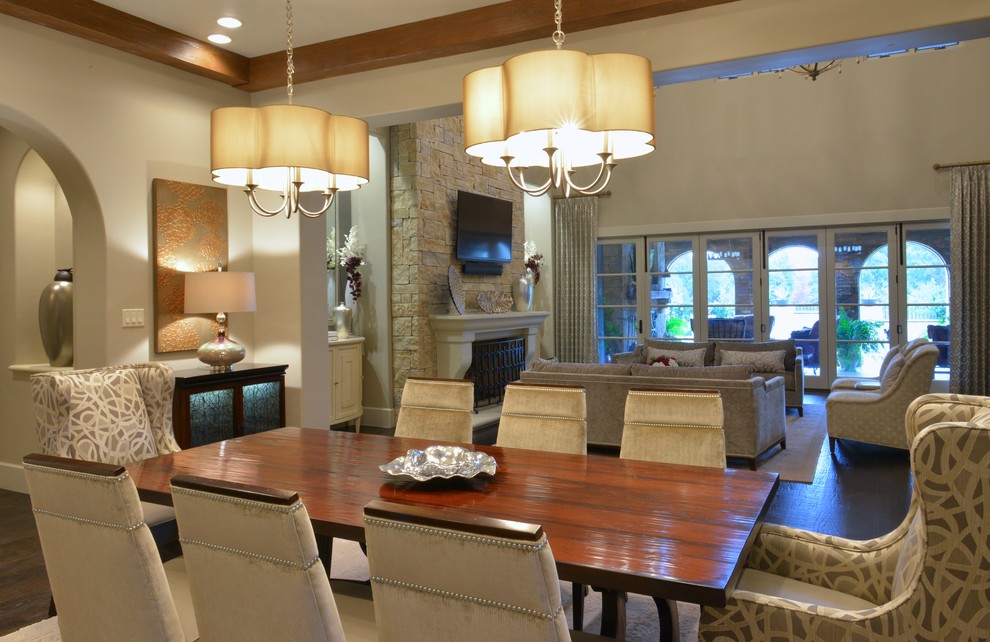 Immagine di una sala da pranzo aperta verso il soggiorno tradizionale di medie dimensioni con pareti grigie, parquet scuro e pavimento marrone
