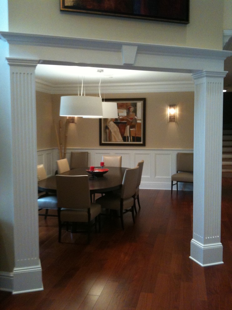 Idee per un'ampia sala da pranzo classica chiusa con pareti beige e parquet scuro