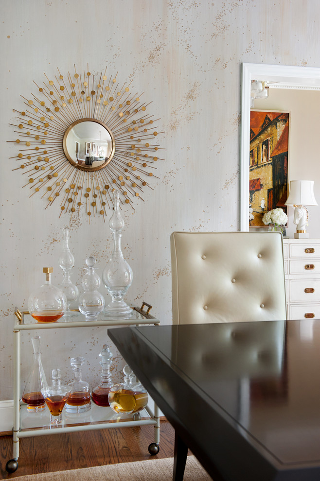 Стильный дизайн: отдельная столовая в стиле неоклассика (современная классика) с бежевыми стенами, паркетным полом среднего тона и коричневым полом - последний тренд
